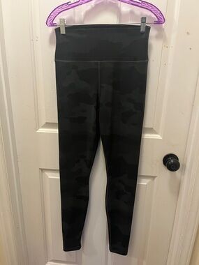🧘🏽‍♀️LIKE NEW Alo Yoga High-Waist Black Camo Vapor Leggings - Sz Medum